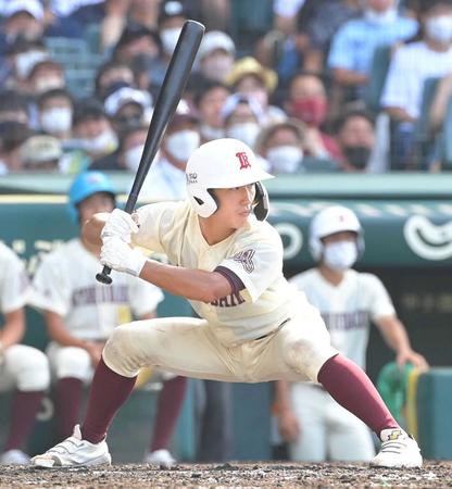 　独特の低い構えで打席に立つ旭川大高・大渕