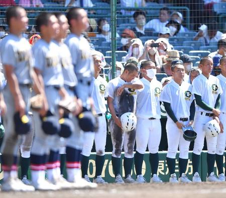 仙台育英に敗れ、涙する鳥取商ナイン（撮影・伊藤笙子）