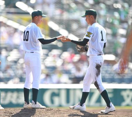 ６回、住石孝雄に四球を出したところで岩崎翔（右）にマウンドを譲る鳥取商・山根汰三（撮影・伊藤笙子）