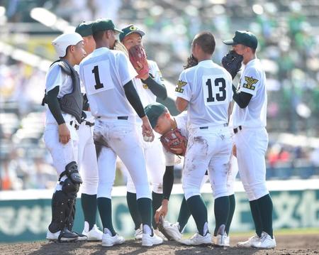 ６回、仙台育英・森蔵人を迎える前にマウンドに集まる鳥取商ナイン。遊撃手・鈴木志登（中央）は足を気にするしぐさをする（撮影・伊藤笙子）