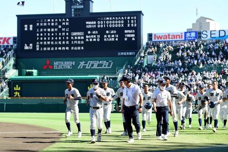 九州国際大付に敗れた明徳義塾ナインは応援団にあいさつを終えベンチに向かう（撮影・山口登）