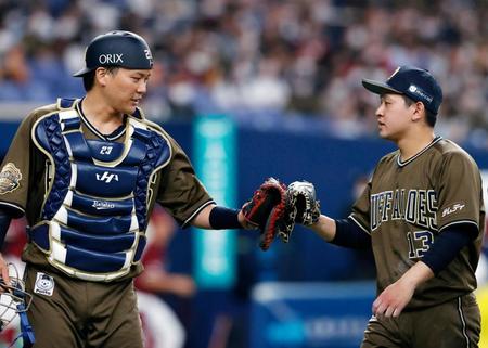 　楽天戦で好投した宮城（右）と伏見