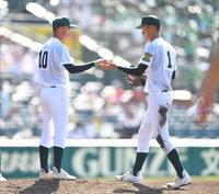 ６回、住石孝雄に四球を出したところで岩崎翔（右）にマウンドを譲る鳥取商・山根汰三（撮影・伊藤笙子）