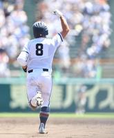 ７回、左越え２ランを放ち、右手を突き上げる高松商・浅野翔吾（撮影・伊藤笙子）