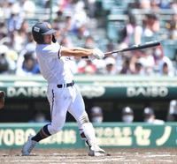 ７回、左越え２ランを放つ高松商・浅野翔吾（撮影・伊藤笙子）