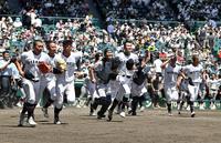 佐久長聖に勝利し、駆け出す高松商ナイン