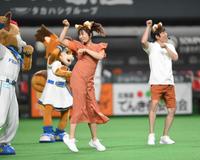 試合前、きつねダンスを披露する上原りさ（左）と小林よしひさ