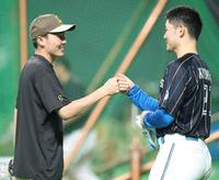 試合前、前日の試合で接触した源田（左）に謝りに行く清宮（撮影・中島達哉）