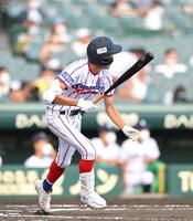 　６回、下関国際・赤瀬健心は左翼線に適時二塁打を放つ（撮影・山口登）