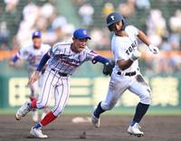 　５回、一塁走者の富島・山口竣平は一・二塁間に挟まれタッチアウト（撮影・山口登）