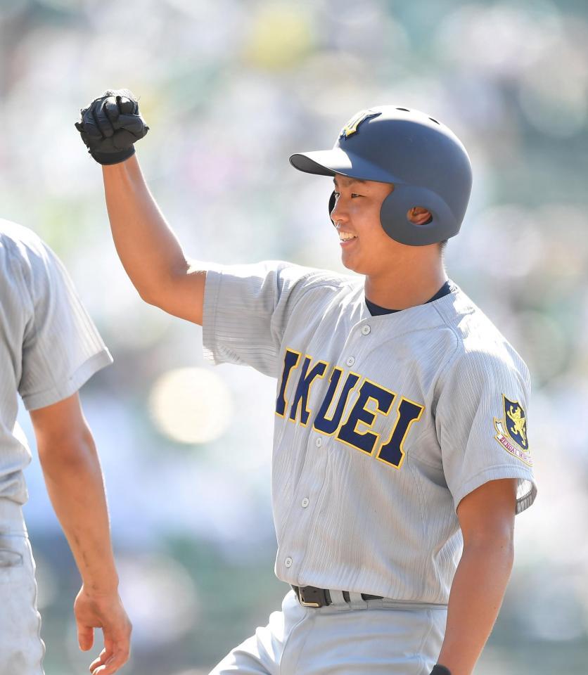 ６回、レフトへ先制適時打を放ち、ガッツポーズの仙台育英・斎藤陽（撮影・伊藤笙子）
