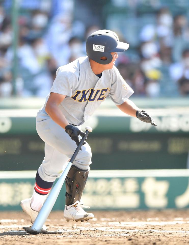 ６回、レフトへ先制適時打を放つ仙台育英・斎藤陽（撮影・伊藤笙子）