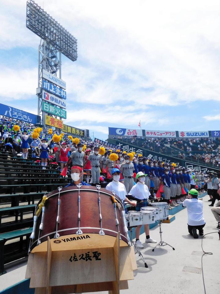 アルプスから仲間を応援する佐久長聖の野球部員ら