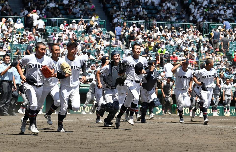 佐久長聖に勝利し、駆け出す高松商ナイン