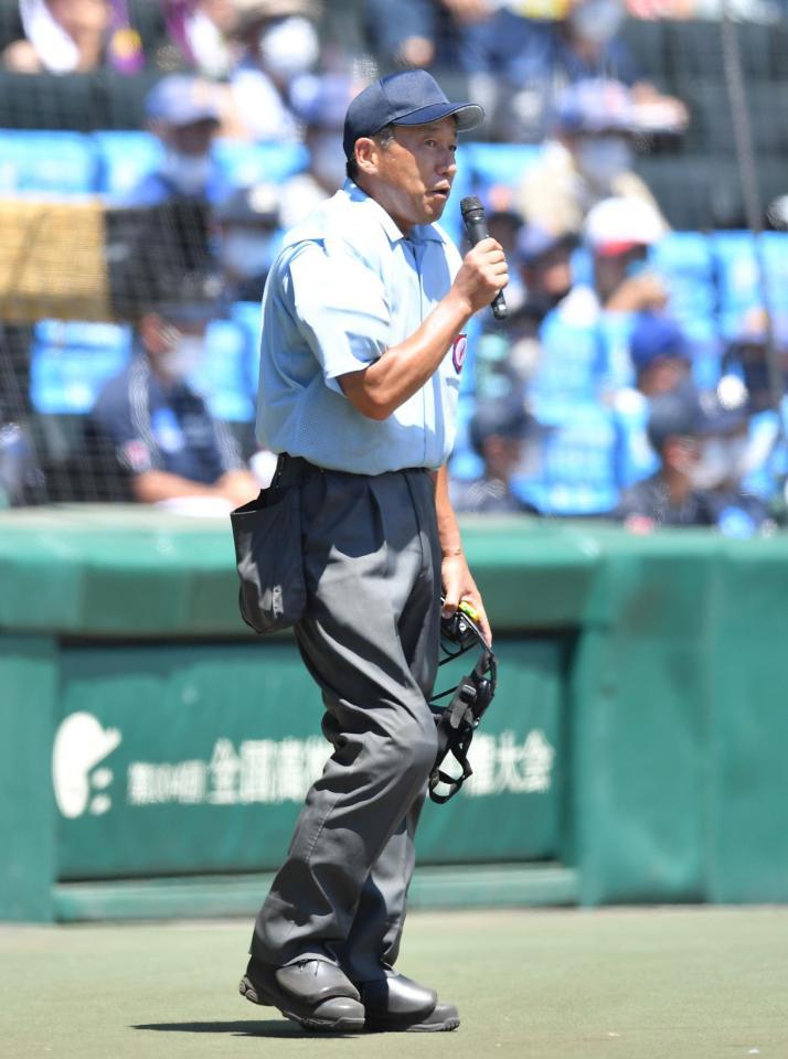 ８回、高松商・浅野翔吾の打席時に伝令の指示を聞き間違えたと謝罪する小林球審（撮影・伊藤笙子）