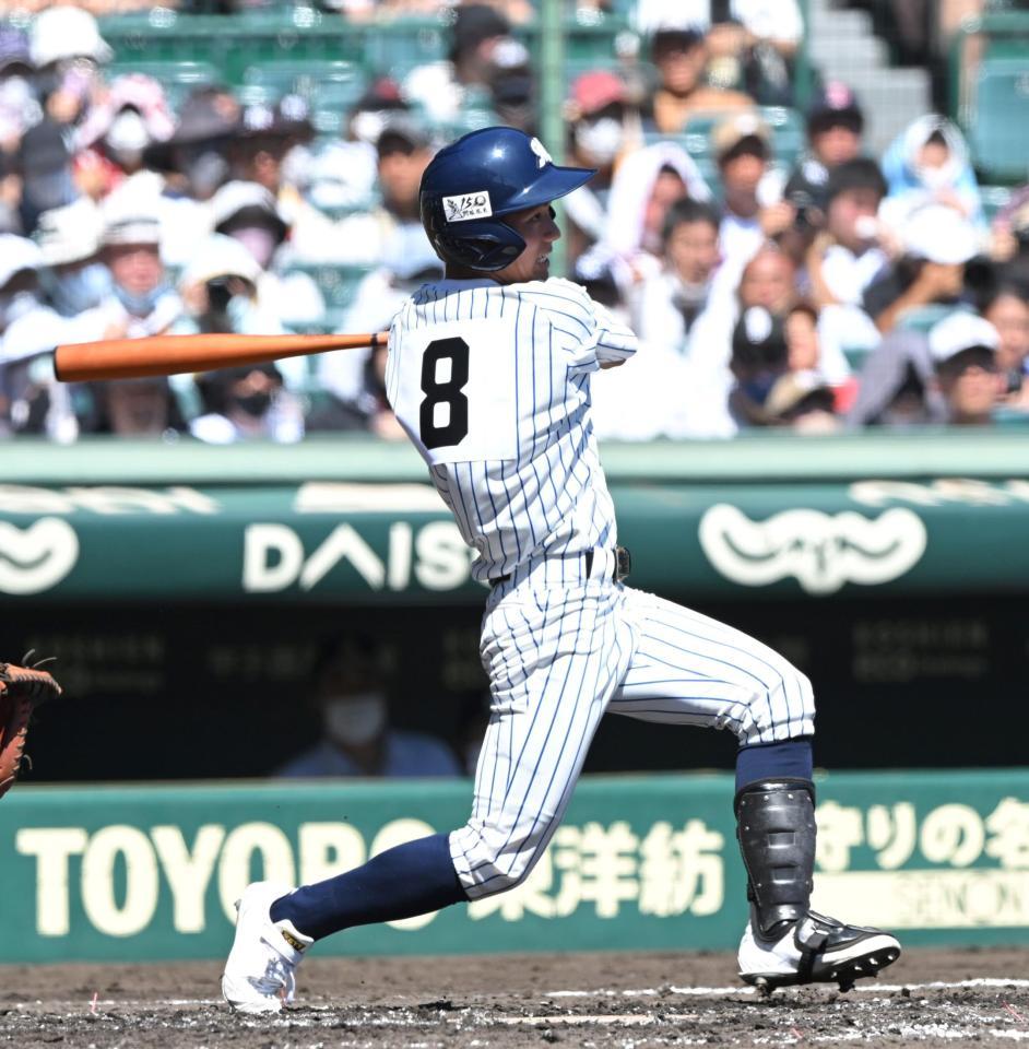 ３回、明徳義塾・井上航輝は中前に先制適時打を放つ（撮影・山口登）