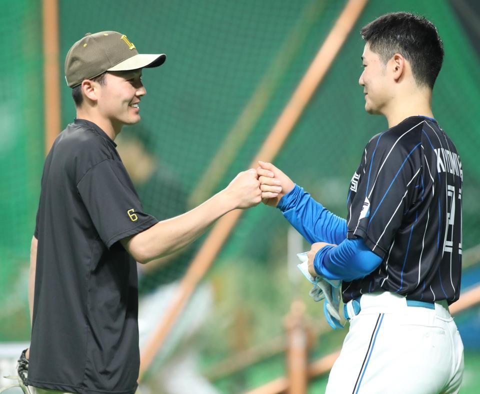 試合前、前日の試合で接触した源田（左）に謝りに行く清宮（撮影・中島達哉）