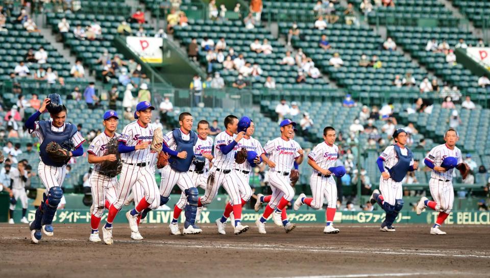 　富島に勝利した下関国際ナインは応援団にあいさつに向かう（撮影・山口登）