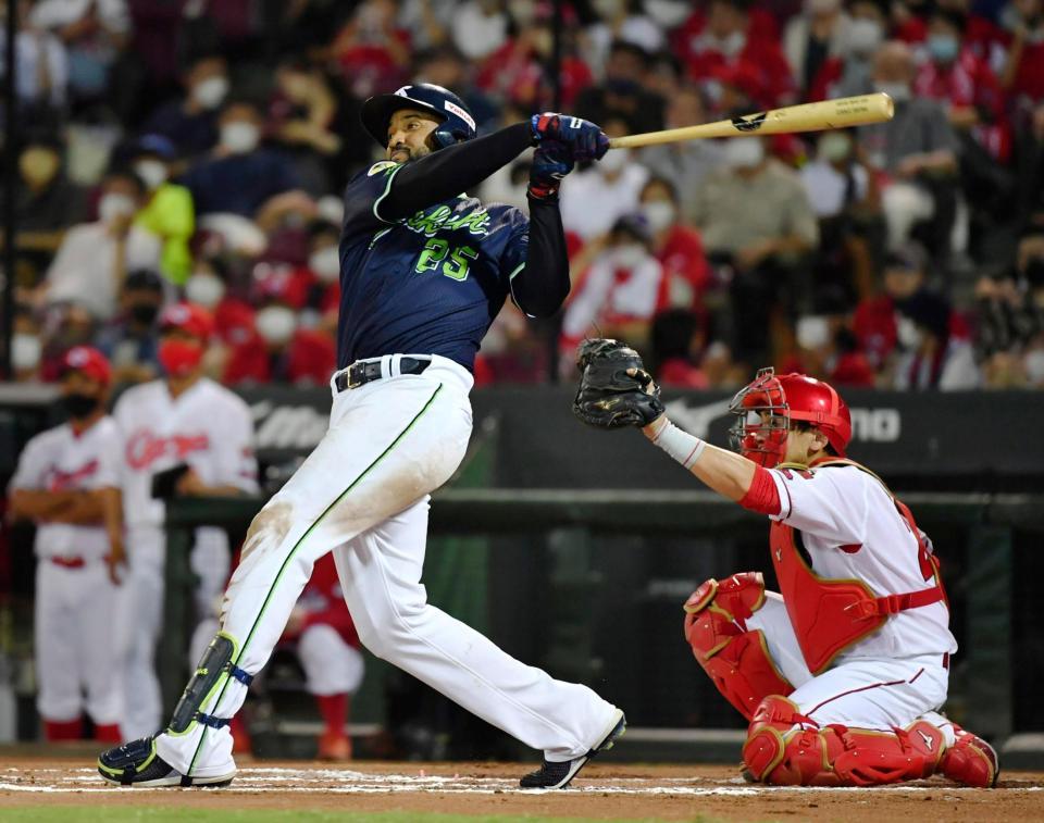 ６回ヤクルト２死、サンタナが左越えに本塁打を放つ。捕手会沢＝マツダ