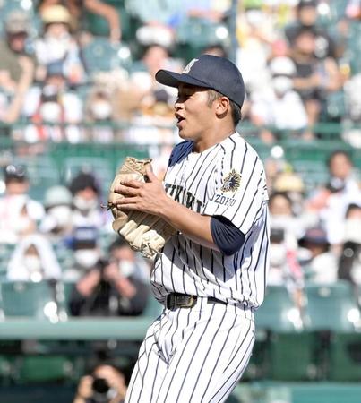 　完投勝利を挙げ、九州国際大付・香西はグラブたたいて喜ぶ（撮影・山口登）