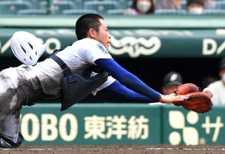 　５回、一関学院・小杉の邪飛を飛び込んで好捕する明豊・鈴木（撮影・北村雅宏）