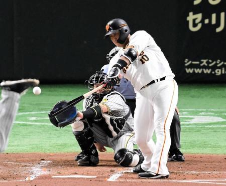 ８月４日の阪神戦で右中間に先制の適時二塁打を放つ巨人・中田＝東京ドーム