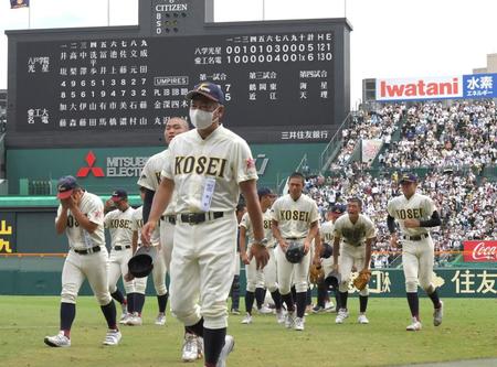 　延長１０回、サヨナラ負けを喫し、涙を流す八戸学院光星ナイン（撮影・北村雅宏）