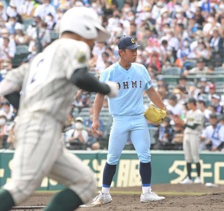 　３回、鶴岡東・土屋奏人（手前）に勝ち越し２ランを浴びる近江・山田陽翔（撮影・高部洋祐）