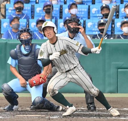 　３回、２点本塁打を放つ鶴岡東・土屋