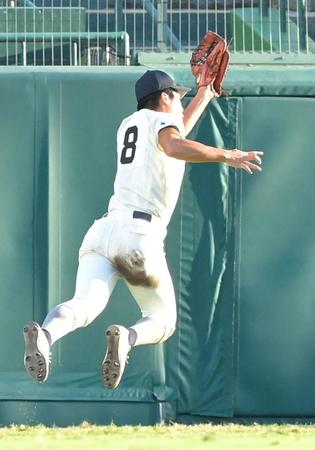 　２回、天理・戸井零士の打球を好捕する海星・河内夢翔（撮影・高部洋祐）