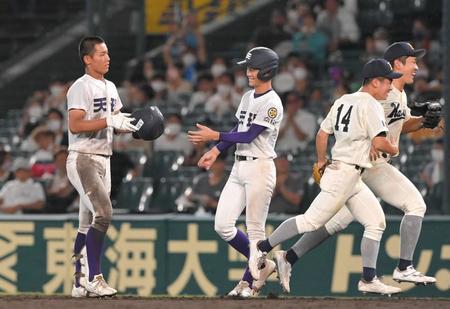 　８回、逆転の好機に二飛に倒れた天理・戸井零士（左端）。右から２人目は好守を見せた海星・峯蒼一郎（撮影・高部洋祐）