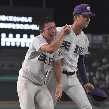 　海星に敗れ号泣する天理・山村侑大（左）＝撮影・高部洋祐