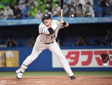 　８回、死球を受ける村上（撮影・金田祐二）