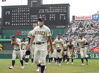 　延長１０回、サヨナラ負けを喫し、涙を流す八戸学院光星ナイン（撮影・北村雅宏）