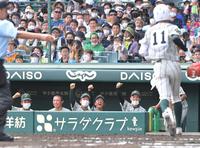 　３回、渡辺千尋（11）の同点ソロにわき上がる鶴岡東ベンチ（撮影・高部洋祐）