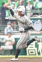 　３回、勝ち越し２ランを放ちガッツポーズを決める鶴岡東・土屋奏人（撮影・高部洋祐）