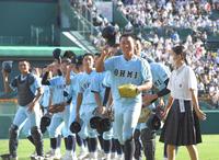 　鶴岡東に勝利し、スタンドの声援に応える近江・山田陽翔（手前）ら近江ナイン（撮影・高部洋祐）
