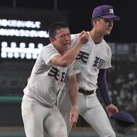 　海星に敗れ号泣する天理・山村侑大（左）＝撮影・高部洋祐