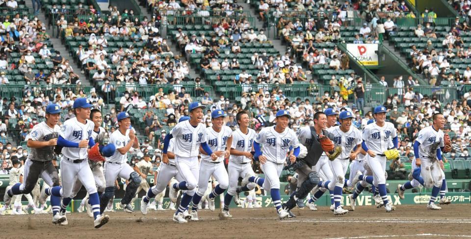 　一関学院に競り勝ち、駆け出す明豊ナイン（撮影・北村雅宏）