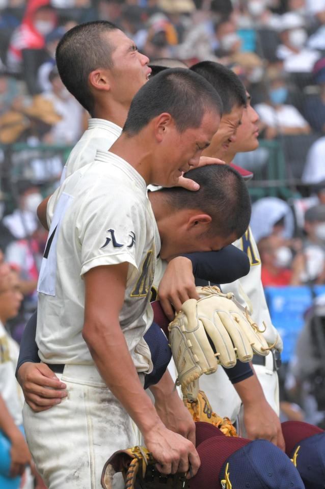 　延長１０回、サヨナラ負けを喫し、整列して涙を流す八戸学院光星ナイン（撮影・北村雅宏）