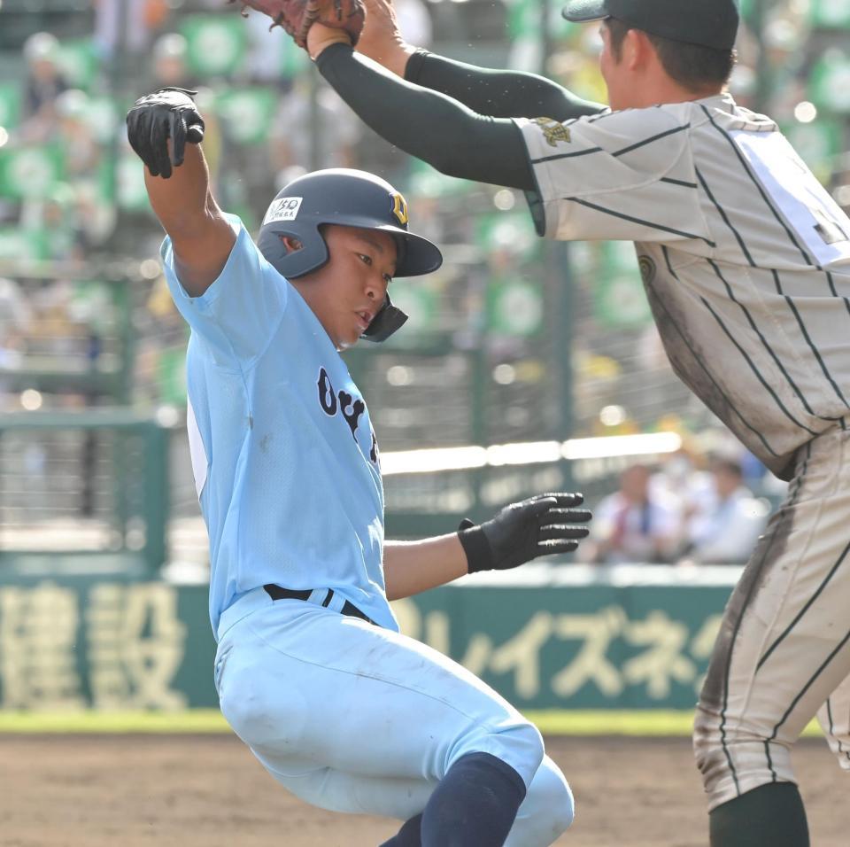 　７回、鶴岡東・矢部の悪送球の間に三塁を陥れる近江・山田陽翔（撮影・高部洋祐）