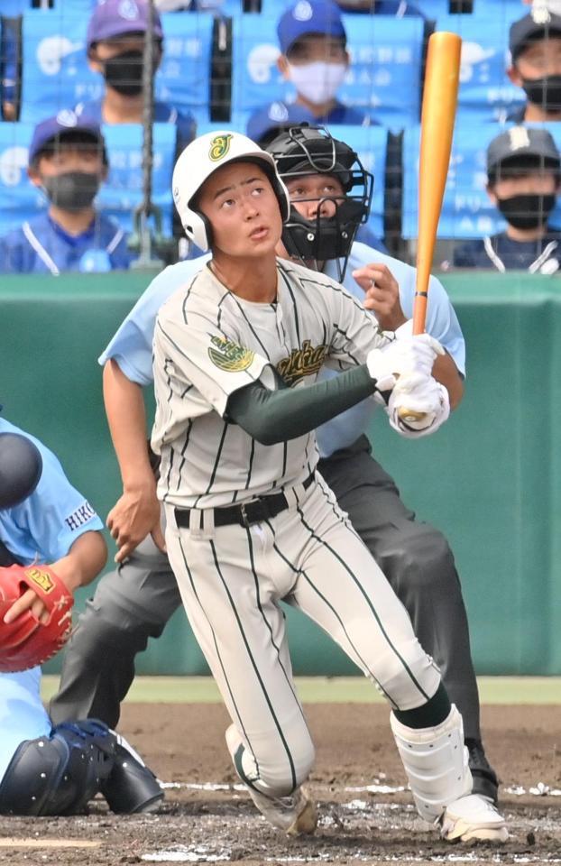 　３回、左翼に本塁打を放つ鶴岡東・渡辺