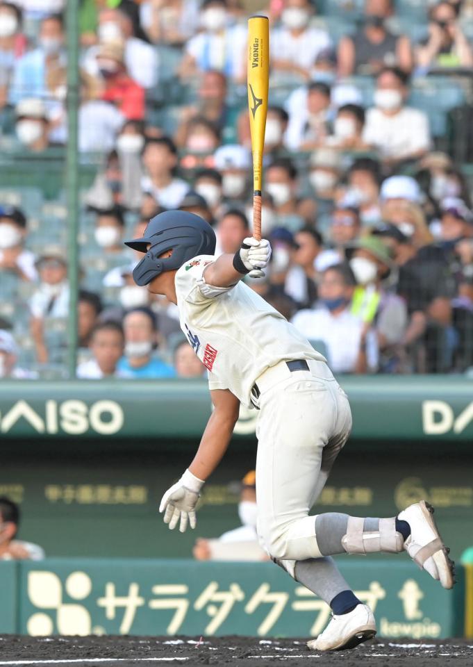 　２回、勝ち越しの２点適時打を放つ海星・河内夢翔（撮影・高部洋祐）