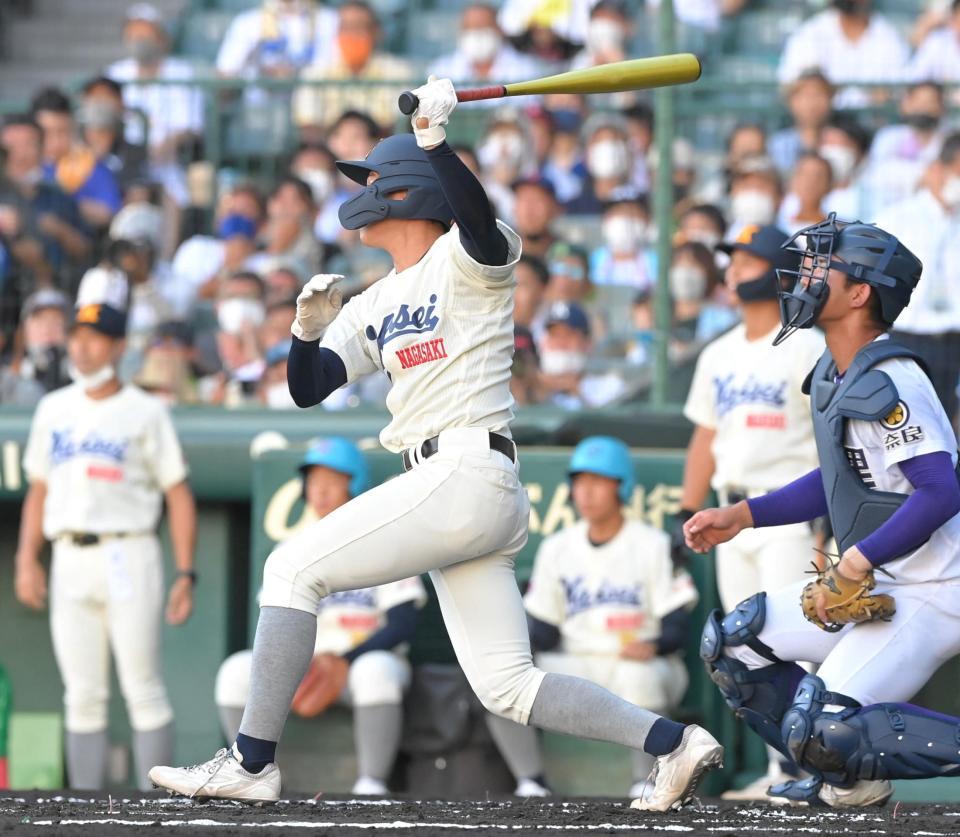 　１回、先制適時打を放つ海星・丸本将吾（撮影・高部洋祐）