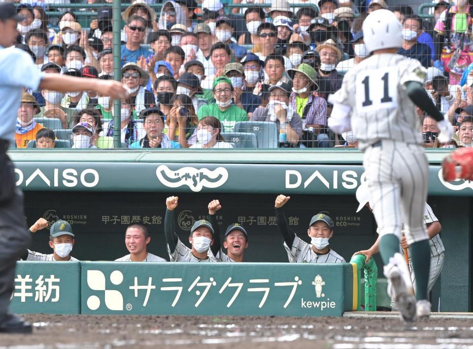 　３回、渡辺千尋（11）の同点ソロにわき上がる鶴岡東ベンチ（撮影・高部洋祐）