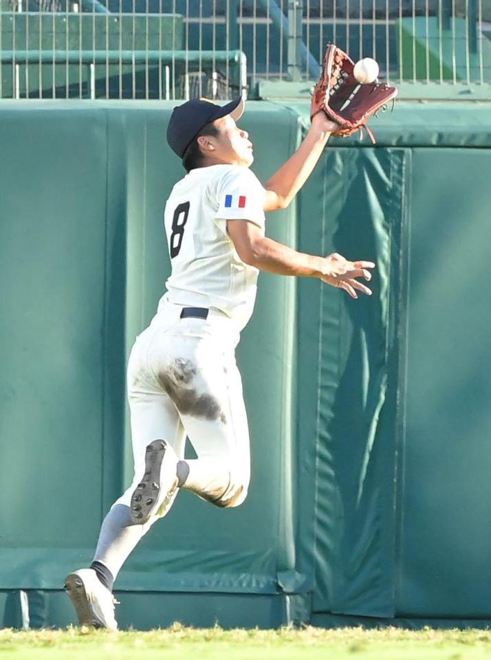 　２回、天理・戸井零士の打球を好捕する海星・河内夢翔（撮影・高部洋祐）
