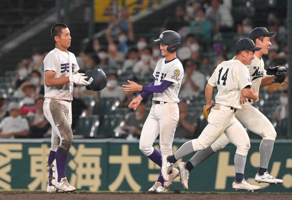 　８回、逆転の好機に二飛に倒れた天理・戸井零士（左端）。右から２人目は好守を見せた海星・峯蒼一郎（撮影・高部洋祐）