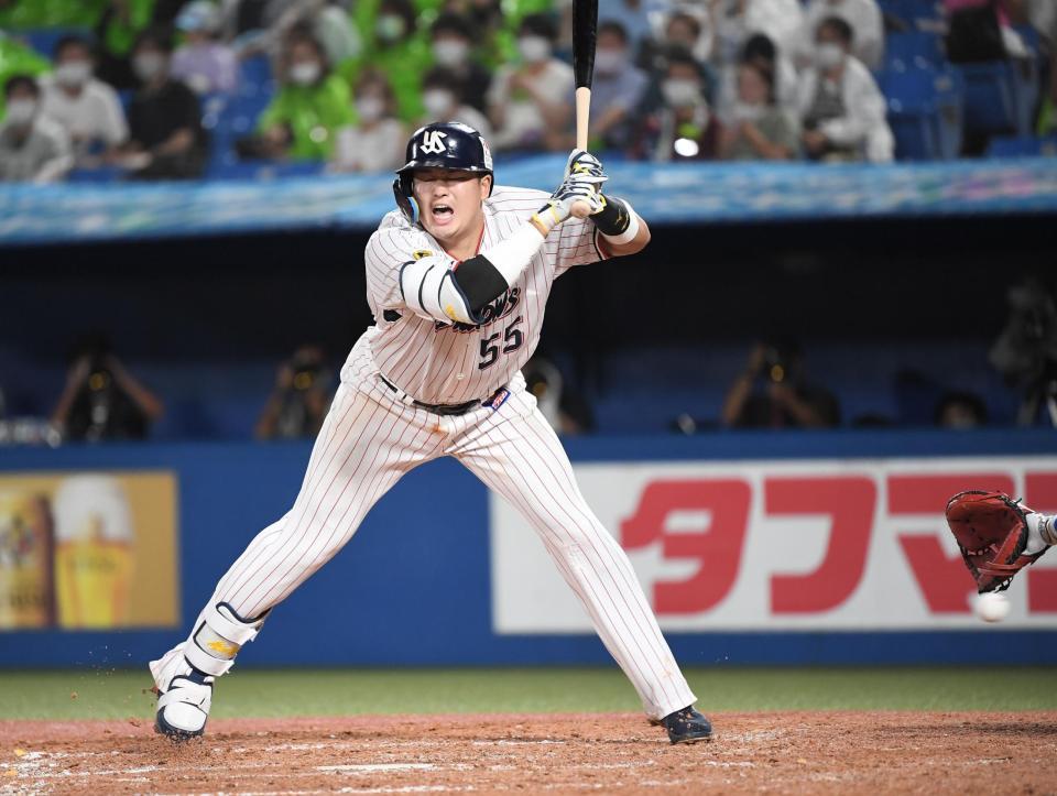 　８回、死球を受ける村上（撮影・金田祐二）