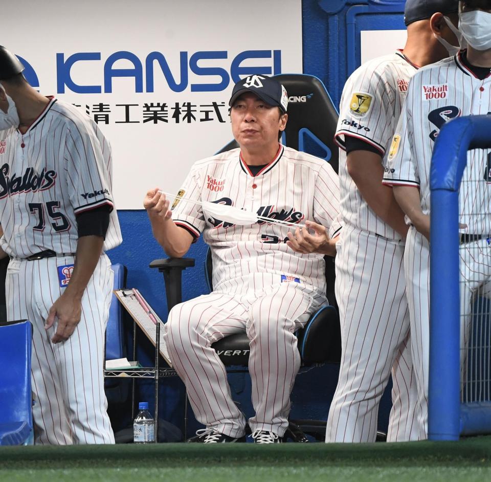 　ベンチで渋い表情の高津監督（撮影・金田祐二）