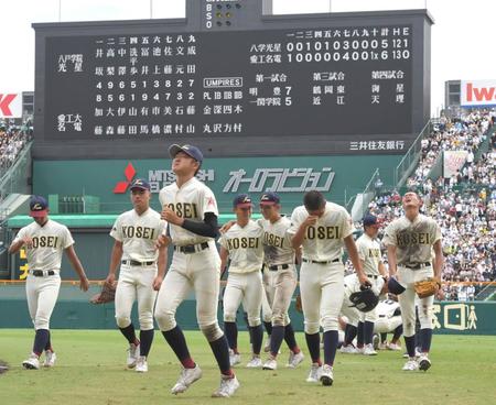 　延長１０回、サヨナラ負けを喫し、涙を流す八戸学院光星ナイン（撮影・北村雅宏）
